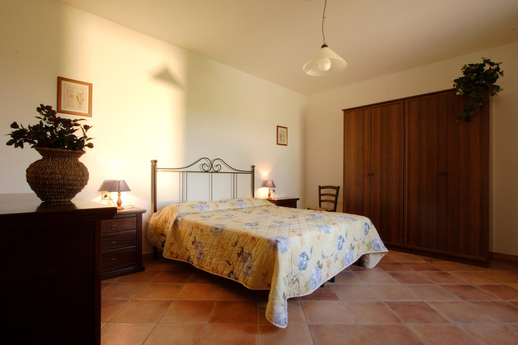 Agriturismo Quattro Pini 卡斯塔涅托卡尔杜奇 客房 照片