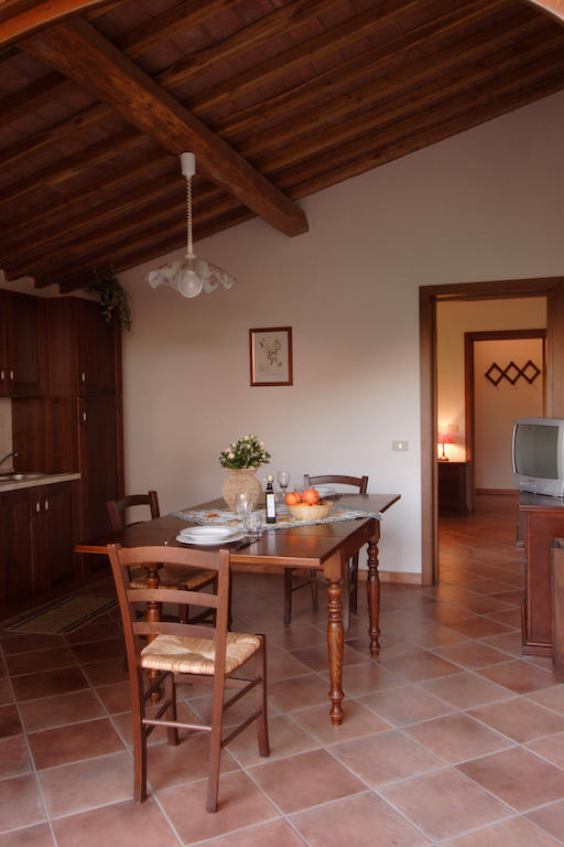 Agriturismo Quattro Pini 卡斯塔涅托卡尔杜奇 客房 照片
